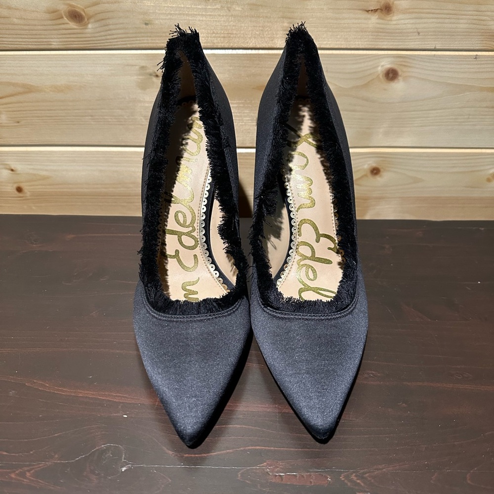 BNWOT Sam Edelman black satin with fringe pumps in size 6